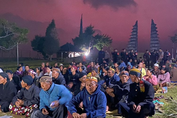 Kebakaran Gunung Lawu di Kabupaten Karanganyar, Jawa Tengah (Jateng) mencapai 100 hektar. Puluhan umat Hindu mengelar doa bersam di Pelataran Candi Cetho, Kecamatan Jenawi, pada Kamis (5/10/2023).