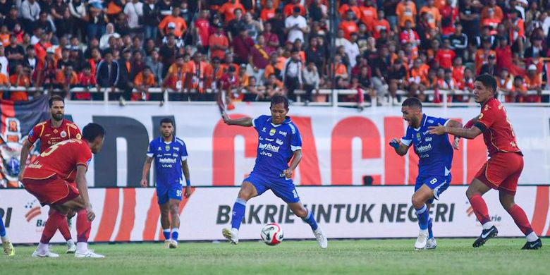 Aksi gelandang Persib Bandung Adam Alis memperdayai pertahanan Persija Jakarta mencetak gol penyama kedudukan dalam laga pekan ke-32 Super League 2025-2026, Minggu (10/5/2026) di Stadion Segiri. 