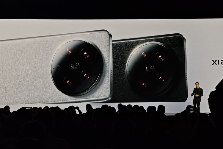 Daniel Desjarlais, International Communications Director Xiaomi, memperkenalkan Xiaomi 14 Ultra dalam acara peluncuran internasionalnya di Barcelona, Spanyol, Minggu (25/2/2024). Ponsel ini dibekali kamera racikan produsen kamera Leica.