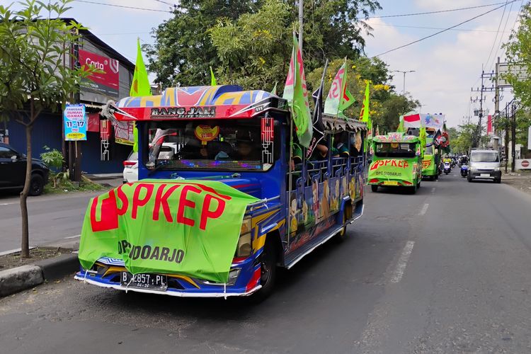 Peringati May Day, Ratusan Buruh Sidoarjo Konvoi Kereta Kelinci ke Surabaya