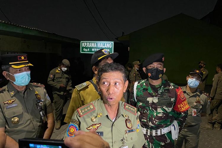 Kasatpol PP Jakarta Utara Yusuf Madjid mengatakan 100 personel diturunkan untuk merazia kawasan Rawa Malang yang menjadi tempat prostitusi pada Senin (26/9/2022) malam.  