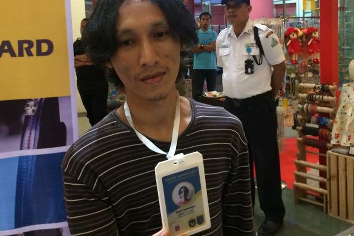 Pengamen di Depok memegang kartu bebas menganen atau Depok Supercard, Depok, Jawa Barat, Kamis (2/2/2017).