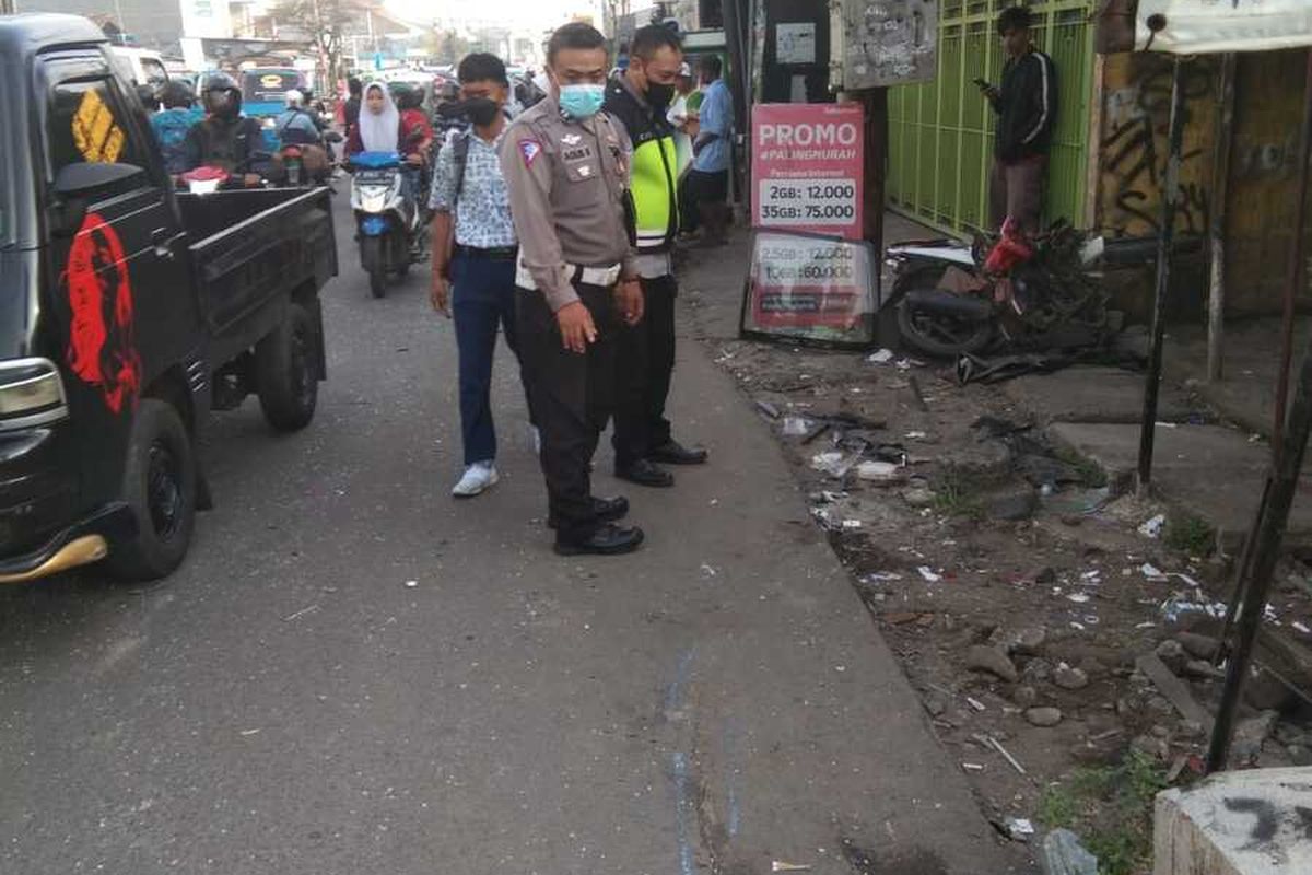 Anggota Satlantas Polres Bogor sedang melakukan penanganan kasus kecelakaan beruntun di Jalan Raya Pahlawan, Kelurahan Karang Asem Barat, Kecamatan Citeureup, Kabupaten Bogor, Jawa Barat, Selasa (20/12/2022).