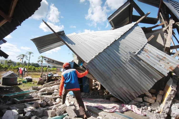 ITS Salurkan Bantuan dan Tim Satgas Kemanusiaan ke Lokasi Bencana di NTT