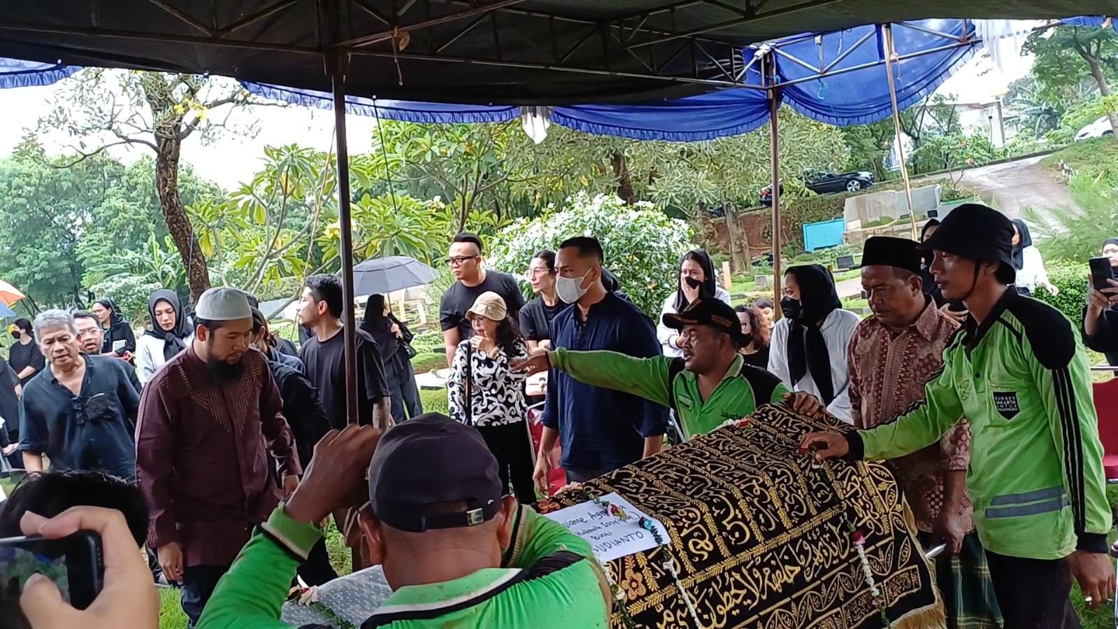 Stevie Agnecya Dimakamkan di TPU Tanah Kusir 