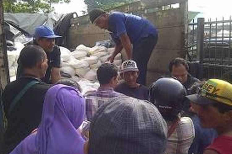 Operasi pasar beras murah di pasar Wonokromo Surabaya.