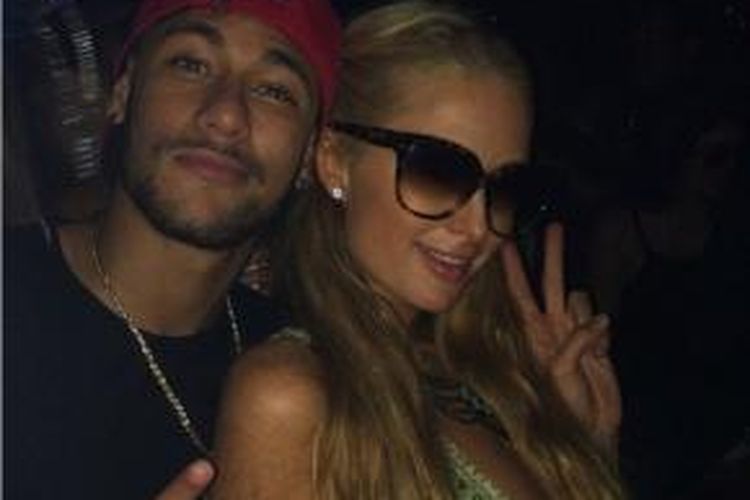Neymar mengunggah foto dirinya di Instagram tengah berdua dengan Paris Hilton di Ibiza, Spanyol. 