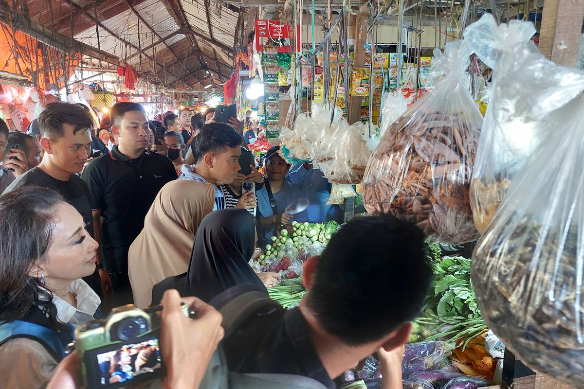 Cawapres nomor urut dua Gibran Rakabuming Raka saat berkunjung ke Pasar Minggu, Jakarta Selatan, Sabtu (23/12/2023).