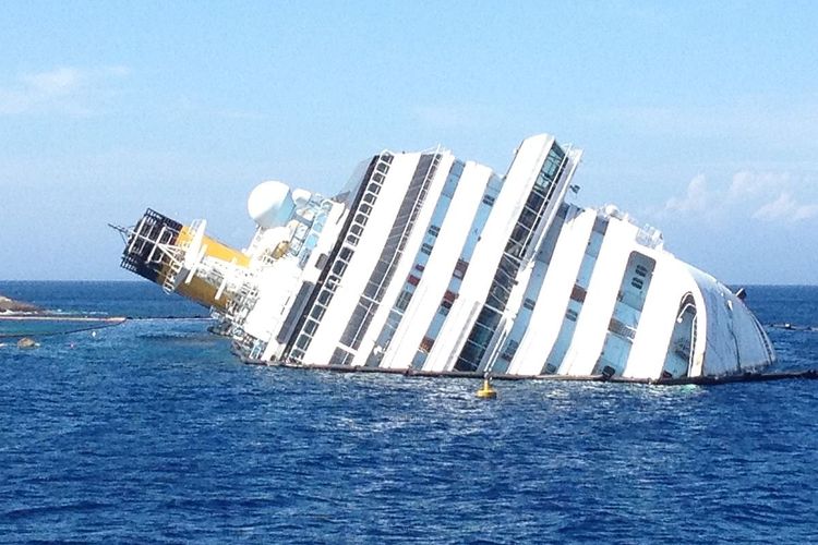 Kapal pesiar Costa Concordia tenggelam pada 13 Januari 2012 setelah menabrak karam di Italia.