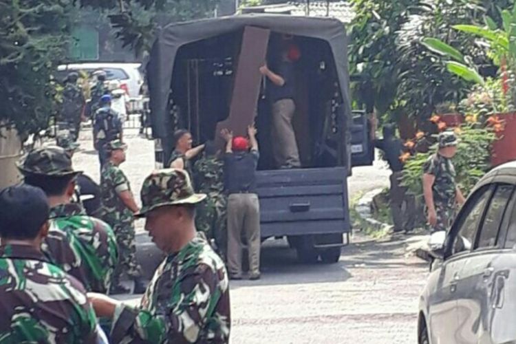 Tentara mengambil alih sebuah rumah di Komplek Akabri, Selasa (19/9/2017).