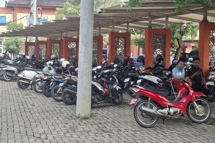 Hari Pertama Aturan Hemat BBM, Parkiran Pemkab Sumenep Masih Dipenuhi Motor