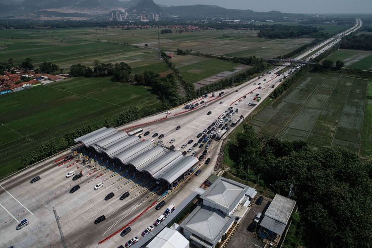 Kendaraan pemudik dari arah Jakarta melewati gerbang tol palimanan di Jawa Barat, Minggu (2/6/2019). Sistem satu arah atau one way mulai diterapkan di jalan tol Jakarta-Cikampek hingga tol Batang-Semarang di Jawa Tengah pada H-6 Lebaran 2019, Kamis (30/5).