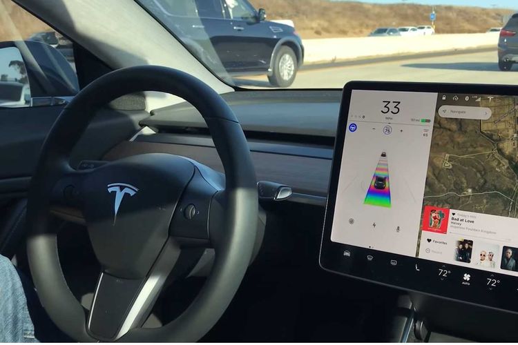 Fitur Enhanced Autopliot pada Tesla Model 3 memungkinkan mobil berkendara secara otonom.