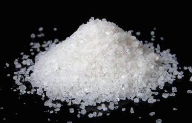 Natrium nitrit (NaNO2) yang merupakan senyawa terner.