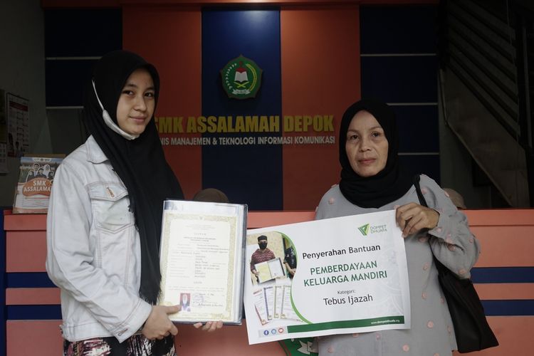 Berkat dukungan para donatur melalui program Tebus Ijazah Dompet Dhuafa, kini Elsa Nur Syekha dapat melanjutkan impiannya, Depok, Jumat (19/1/2024).
