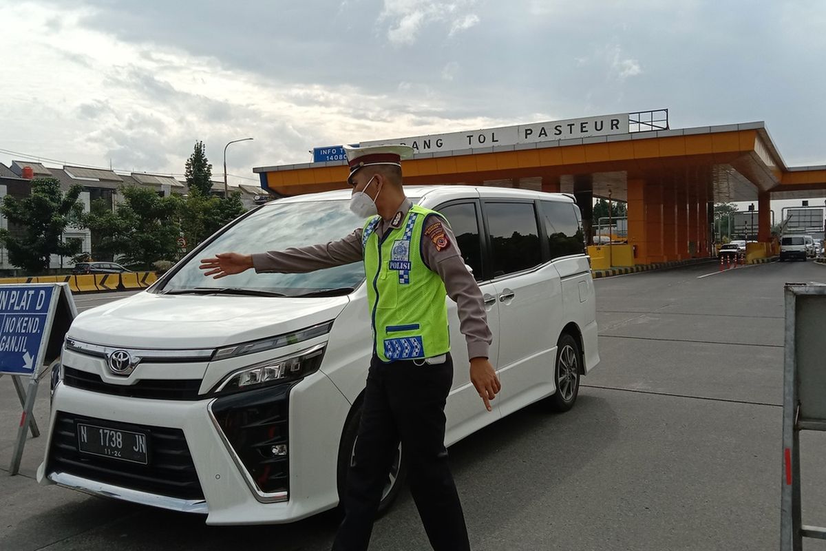 Petugas gabungan tengah menggelar ganjil genap yang dilaksanakan di gate tol Pasteur, Kota Bandung, Jumat (11/2/2022).