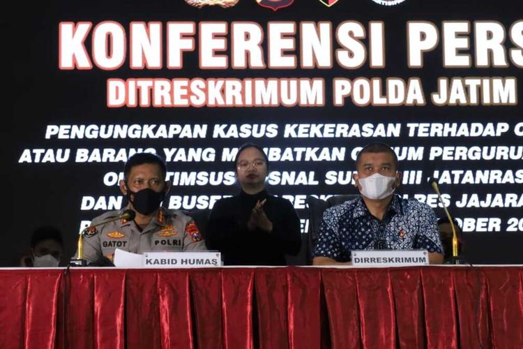 Kabid Humas Polda Jatim Kombes Pol Gatot Repli Handoko dan Ditreskrimum Polda Jatim Kombes Pol Totok Suharyanto saat Melakukan Rilis Ungkap Kasus Kekerasan dan Pengrusakan di 8 Daerah di Jatim, Kamis (2021/10/28).