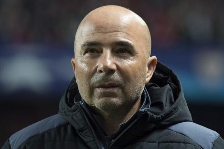 Pelatih Sevilla, Jorge Sampaoli, tengah mendampingi timnya dalam partai Liga Champions kontra Juventus, di Stadion Ramon Sanchez Pizjuan, 22 November 2016.