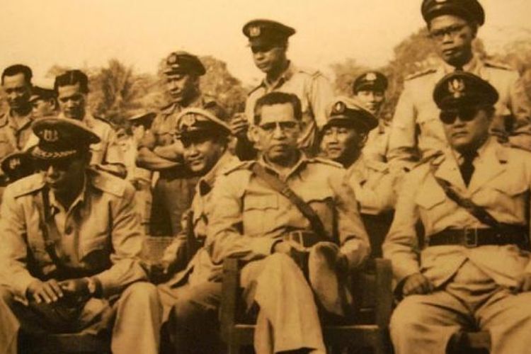 Komisaris Jenderal Polisi Raden Said Soekanto Tjokrodiatmodjo, (duduk paling kiri) pada tahun 1950. Soekanto adalah Kapolri pertama yang dulunya Kepala Djawatan Kepolisian Negara. Soekanto menjadi pucuk pimpinan Polri pada periode 29 September 1945 hingga 14 Desember 1959.
    