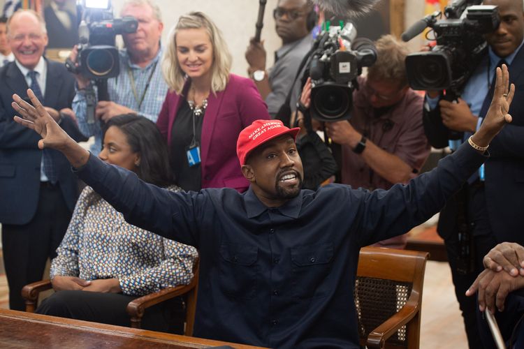 Kanye West bertemu dengan Presiden AS Donald Trump di Kantor Oval Gedung Putih di Washington, DC, 11 Oktober 2018. Kanye West, rapper yang mendesak pendengar untuk mendengarkan lagu reach for the sarts, so if you fall, yaou land on a cloud, dilaporkan pada July 4, 2020, ia menantang Donald Trump. 