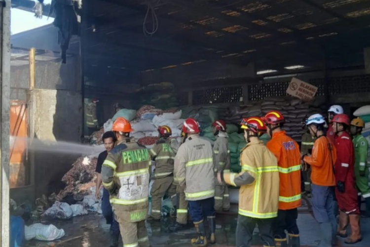 Layang-layang Putus Diduga Bikin Pabrik Plastik di Solo Terbakar, Trafo Meledak 2 Kali