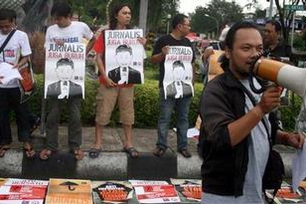 Aliansi Jurnalis Independen (AJI) Surabaya, dan Aliansi Wartawan Radio Indonesia (Anwari) mendesak penghapusan sistem kontributor, dan stringer pada pekerja media saat menggelar aksi May Day di SUrabaya, Minggu (1/5/2011) 