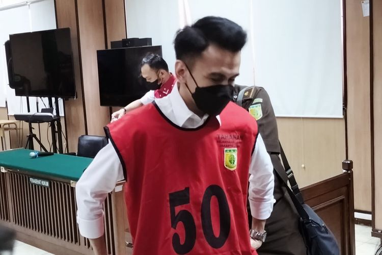 Penggiat media sosial Adam Deni dalam persidangan di Pengadilan Negeri (PN) Jakarta Utara, Selasa (7/6/2022). Adam menyampaikan nota pembelaan atau pleidoi atas tuntutan 8 tahun penjara terkait kasus dugaan pelanggaran Undang-Undang (UU) Informasi dan Transaksi Elektronik (UU ITE). 