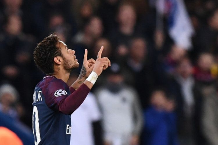 Striker Paris Saint-Germain, Neymar, merayakan gol yang dia cetak ke gawang Anderlecht dalam laga Grup B Liga Champions di Stadion Parc des Princes, Paris, Prancis, pada 31 Oktober 2017.