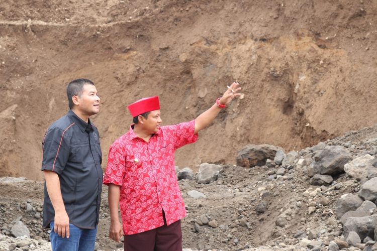 Wagub Jabar Uu Ruzhanul Ulum bersama Wabup Sumedang Erwan Setiawan sidak lokasi galian C di wilayah kaki Gunung Tampomas, Cimalaka, Sumedang, Jawa Barat, Minggu (2/2/2020) siang. AAM AMINULLAH/KOMPAS.com