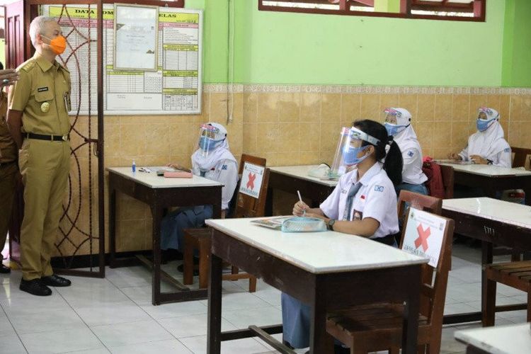 Gubernur Jawa Tengah Ganjar Pranowo melihat pelaksanaan uji coba pembelajaran tatap muka (PTM) di SMA Negeri 1 Ungaran. 