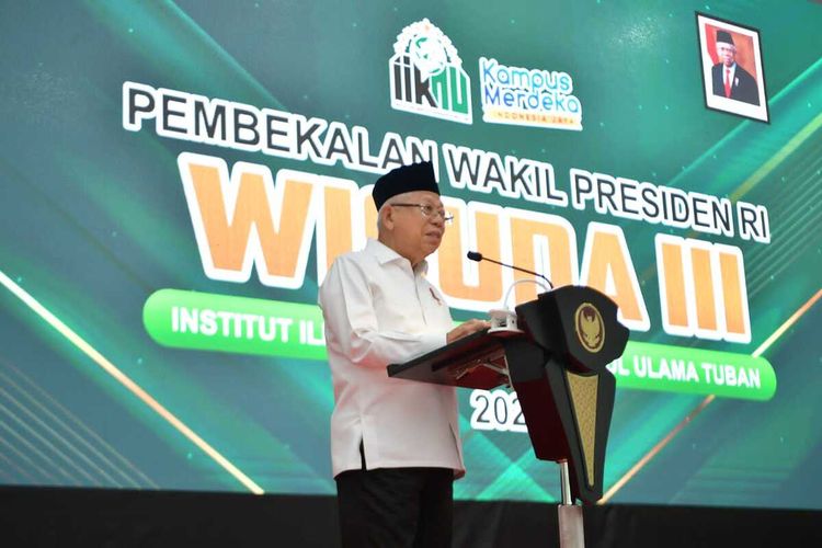 Wakil Presiden RI, KH Ma'ruf Amin memberikan sambutan dalam acara Pembekalan Wisuda III Mahasiswa Institut Ilmu Kesehatan NU Kabupaten Tuban, Jawa Timur, Kamis (10/8/2021).