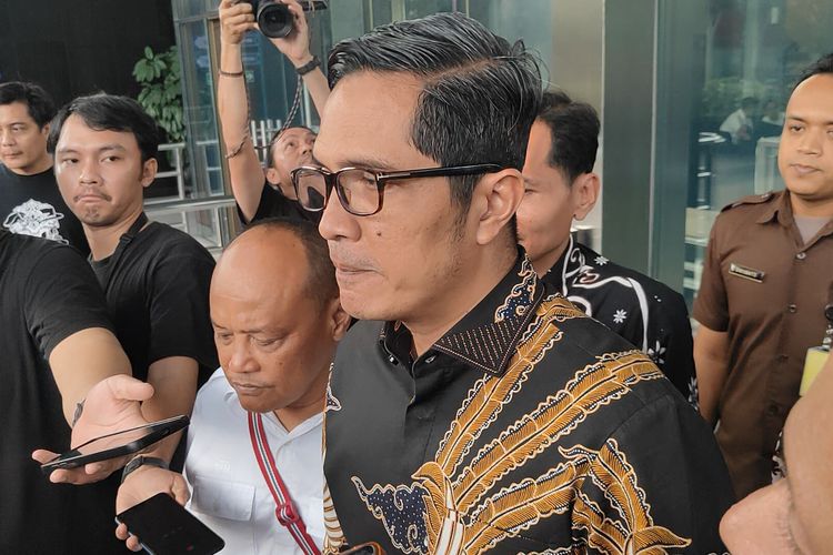 Diperiksa KPK 5 Jam, Febri Diansyah Ditanya soal Proses Masuk Tim Hukum Hasto