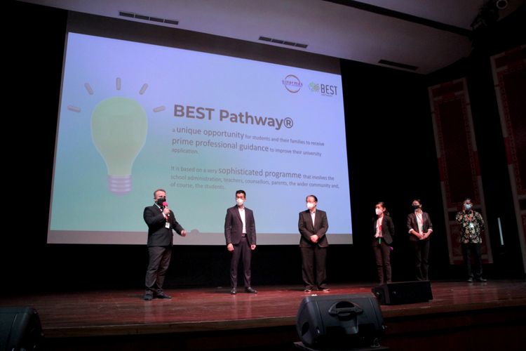 Mengawali tahun ajaran 2022/23, Sinarmas World Academy (SWA) memperkenalkan program BEST Pathways pada sesi orientasi siswa dan orangtua baru, Jumat, 5 Agustus 2022, di Trini Dewi Theatre, Sinarmas World Academy. 