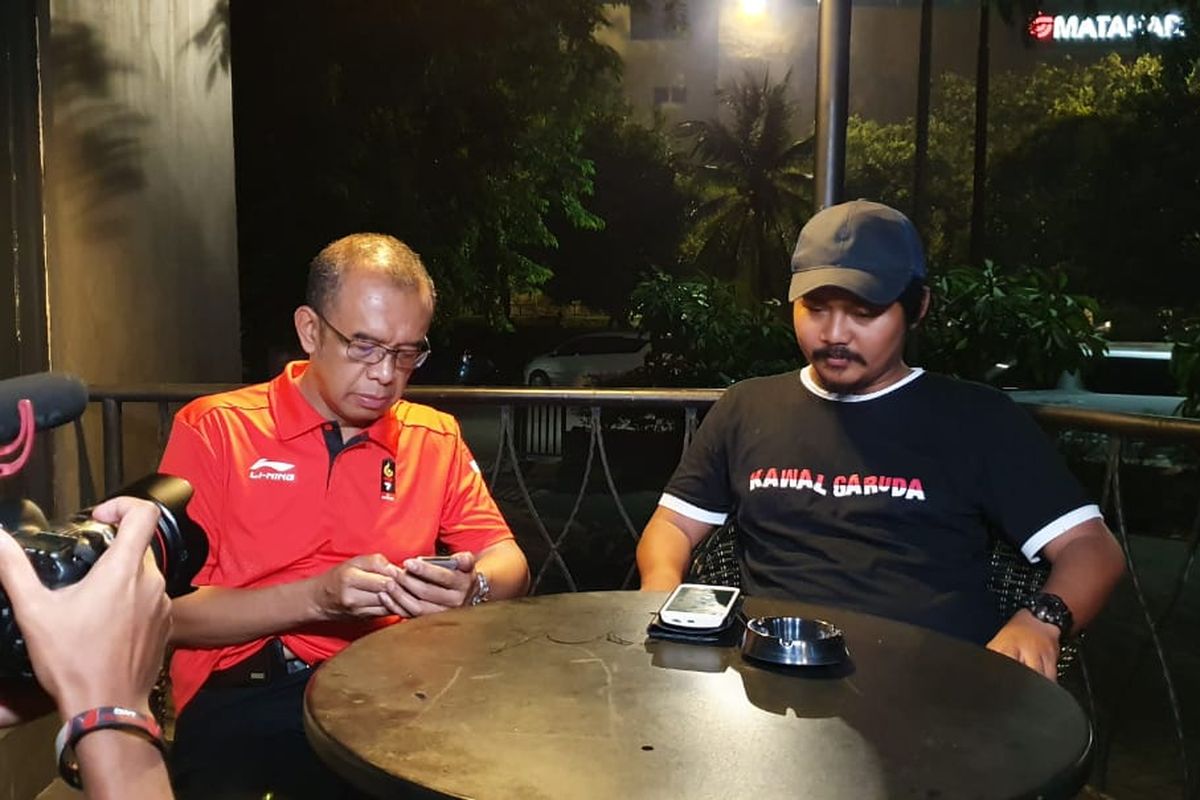 Sesmenpora, Gatot S. Dewa Broto, bersama Fuad, korban pengeroyokan suporter Malaysia. 