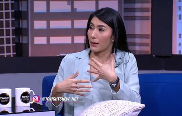 Tyas Mirasih ketika menjadi bintang tamu dalam acara Tonight Show NET TV.