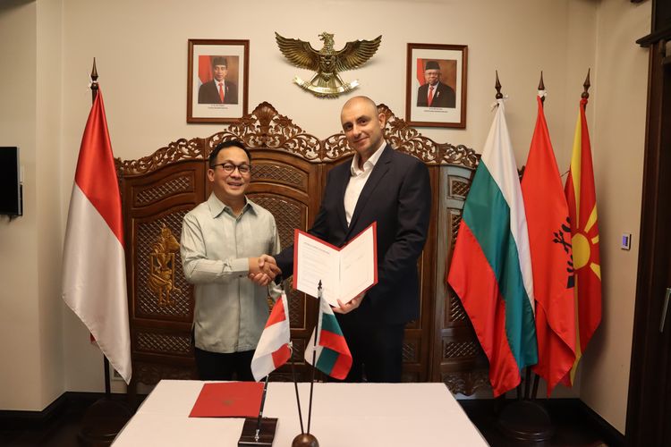 Dubes LBBP RI untuk Bulgaria, Albania, dan Makedonia Iwan Bogananta bersama Commercial Director PICCO Bulgaria Kiril Ivanov. Iwan memfasilitas transaksi perdagangan kelapa sawit dan turunannya antara PT Wahan Citra Nabati Indonesia dan PICCO Bulgaria.
