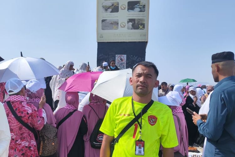 Ian Supriana, suporter asal Kabupaten Malang perjalanan away kali ini adalah pertemuan dua impian besarnya beribadah dan menonton tim nasional secara langsung di luarnegeri.