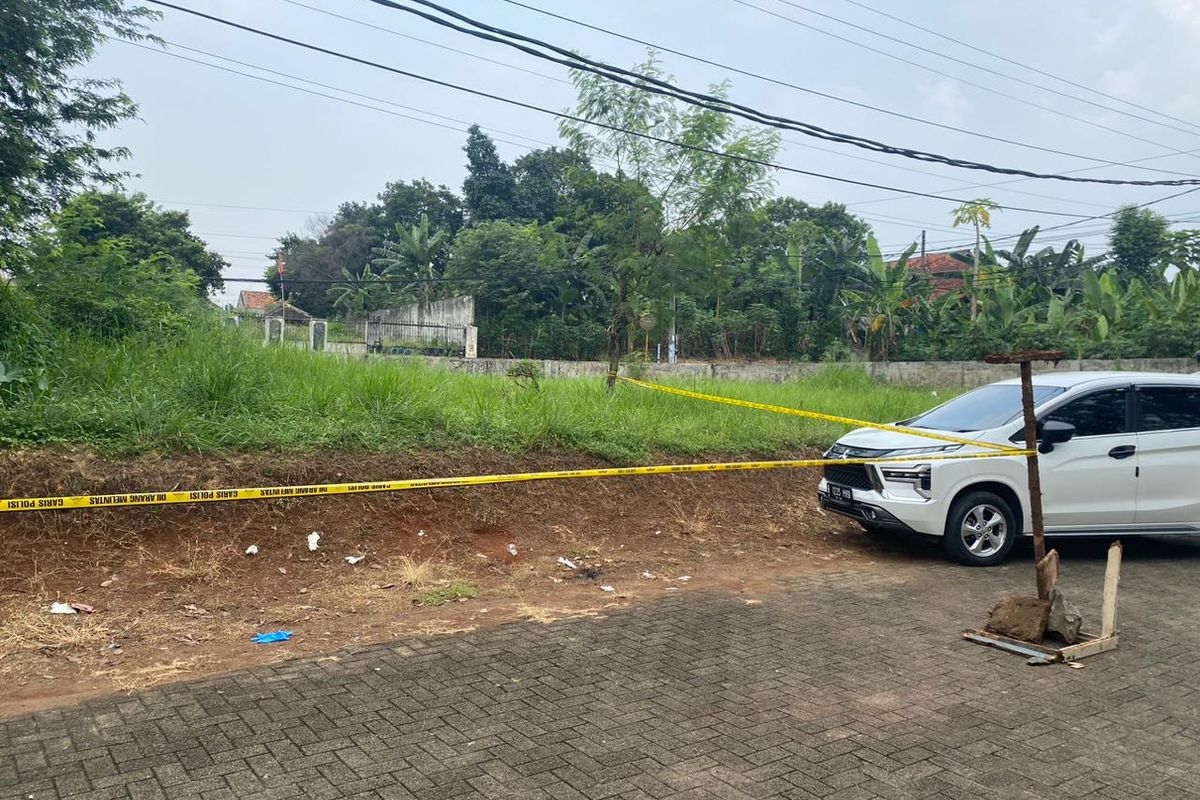Titik lokasi penemuan mayat pria tanpa identitas di kawasan Benda Baru, Pamulang, Tangerang Selatan, Sabtu (11/5/2024).