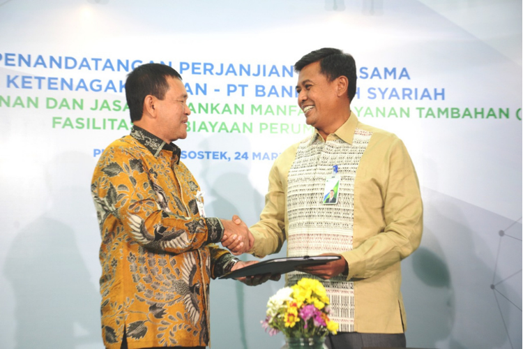 Direktur Utama BPJAMSOSTEK Anggoro Eko Cahyo dan Direktur Utama Bank Aceh Haizir Sulaiman. 