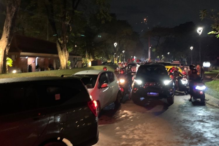 Sejumlah pengendara antre untuk keluar dari Taman Mini Indonesia Indah (TMII) usai perayaan malam pergantian tahun. 