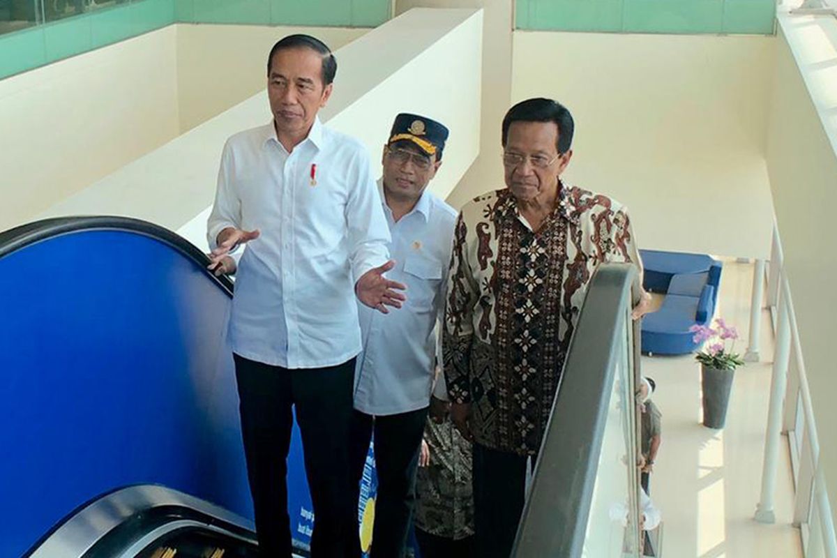 Presiden Joko Widodo (kiri) didampingi Gubernur DIY Sri Sultan Hamengkubuwono X (kanan) dan Menteri Perhubungan Budi Karya Sumadi, saat meninjau perkembangan pembangunan Bandara Internasional Yogyakarta di Kabupaten Kulon Progo, Kamis (29/8/2019). Presiden berharap, bandara dengan kapasitas terminal seluas 219.000 meter persegi yang bisa menampung 20 juta penumpang per tahun tersebut dapat menarik minat kunjungan ke DIY sekaligus wisatawan mancanegara yang datang ke Indonesia.