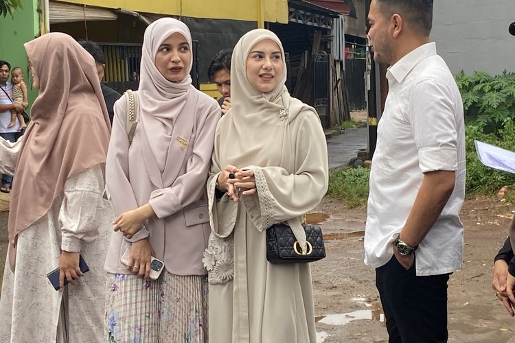 Shireen Sungkar, Irish Bella, dan Haldy dalam Festival Kampung Sahabat, Bambu Apus, Jakarta Timur, Minggu (23/2/2025).