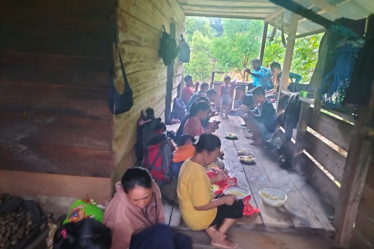 Ratusan warga masih bertahan di pengungsian pascagempa K 6,9 Mentawai, Sumbar, Selasa (25/4/2023)