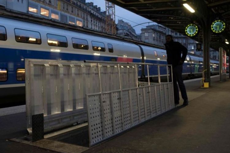 Pintu menuju ruangan bawah tanah peninggalan era Perang Dunia II ada di stasiun kereta Gare de lEst di Paris, Perancis.