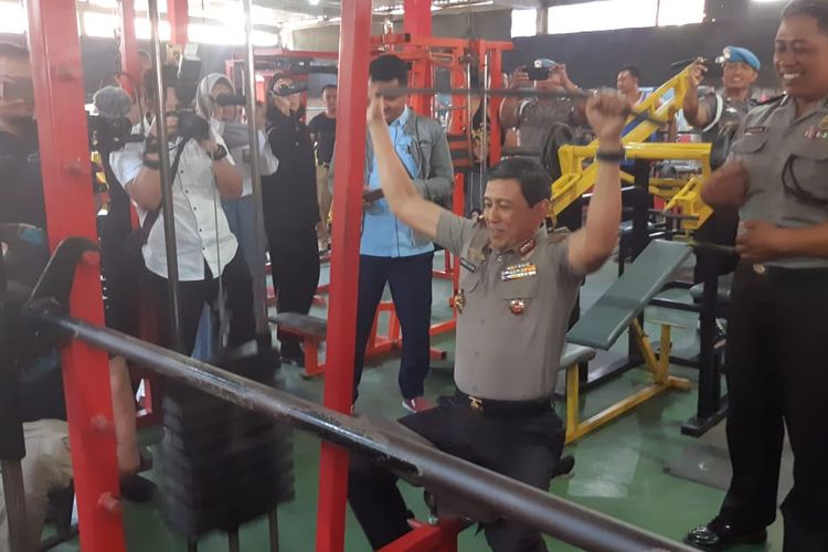 Aiptu Ifanudin, Bhabinkamtibmas Desa Banyuraden, Gamping, Sleman, di tempat gym-nya. 