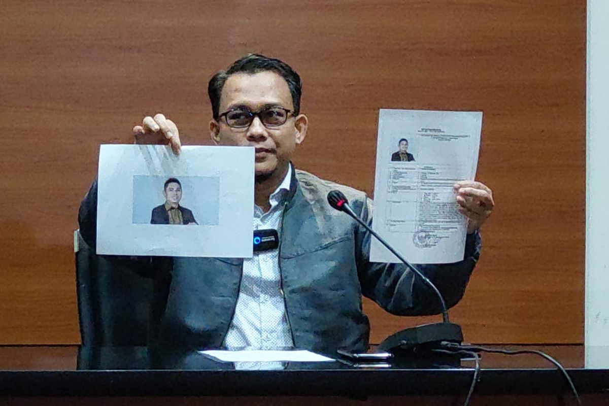 Plt Juru Bicara KPK Ali Fikri menunjukkan foto atas nama Mardani H Maming, Jakarta Selatan, Selasa (26/7/2022).