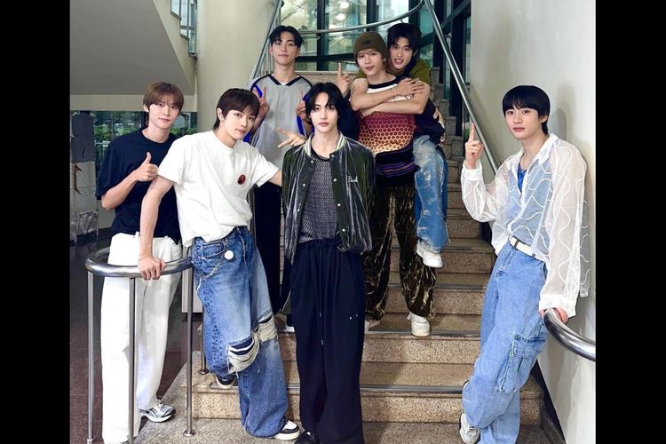 Boy group asal Korea Selatan, RIIZE, baru saja melakukan debutnya pada 4 September 2023 dengan meluncurkan album Get A Guitar.