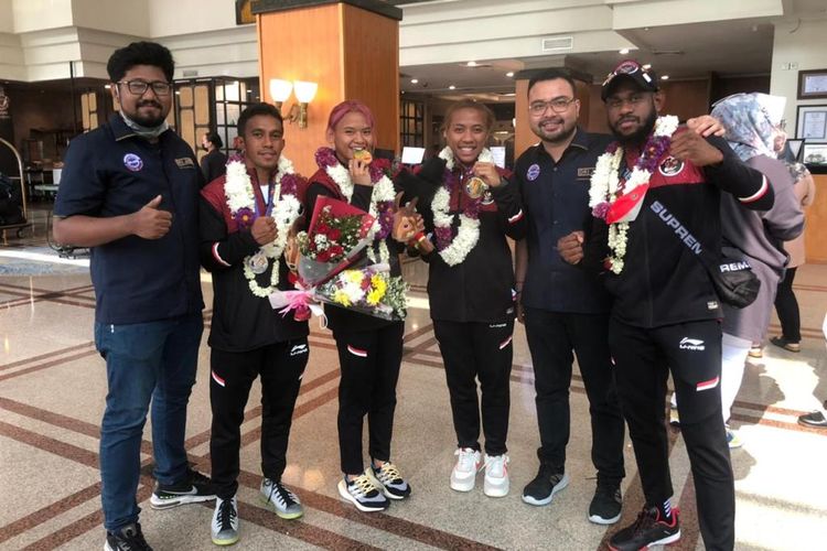 Para atlet kickboxing yang berhasil menyumbangkan medali untuk Indonesia dalam ajang SEA Games 2021 Vietnam. Mereka mendapat sambutan setelah tiba di Indonesia pada Minggu (15/5/2022).
