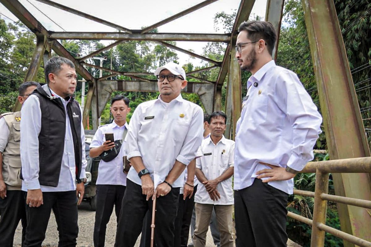 Bupati Bamdung Barat, Jeje Ritchie Ismail didampingi Kepala.Dinas PUTR Bamdung Barat M Ridwan meninjau kondisi jalan rusak di Bandung Barat, Jawa Barat, Rabu (12/3/2025)