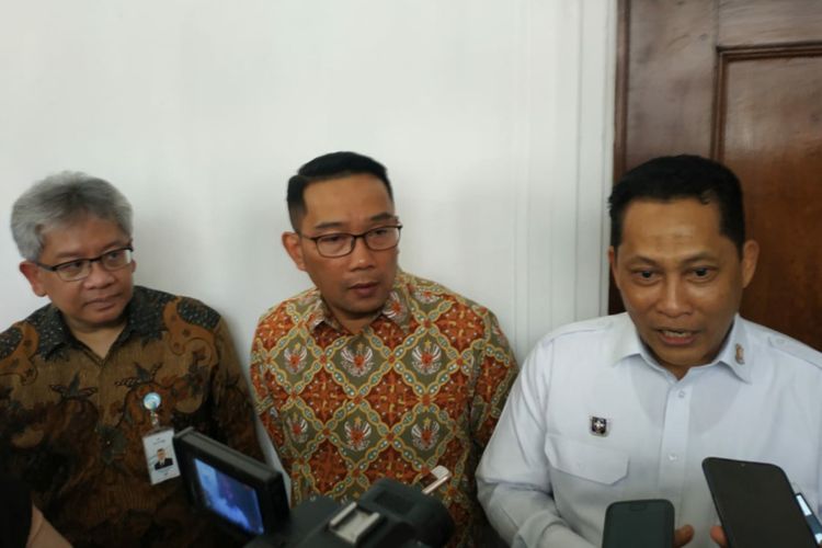 Dirut Perum Bulog Budi Waseso bersama Gubernur Jawa Barat Ridwan Kamil dan Dirut BJB Yudy Renaldi saat ditemui usai penandatanganan kerja sama di Gedung Sate, Jalan Diponegoro, Senin (23/12/2019).